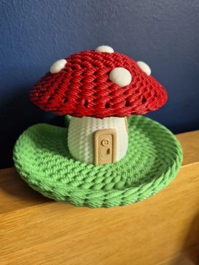 Mushroom jewellery box with removable lid